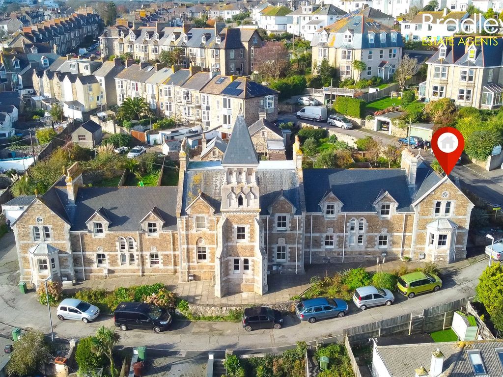 2 bed terraced house to rent in Coastguard Crescent, Penzance, Cornwall