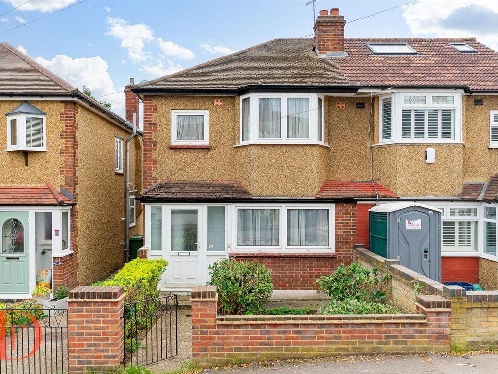 3 bed semidetached house for sale in River Way, Loughton IG10, £