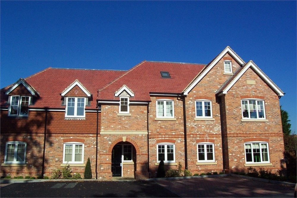 2 bed flat to rent in Hillcrest, Forest Road, Binfield RG42, £1,495 pcm