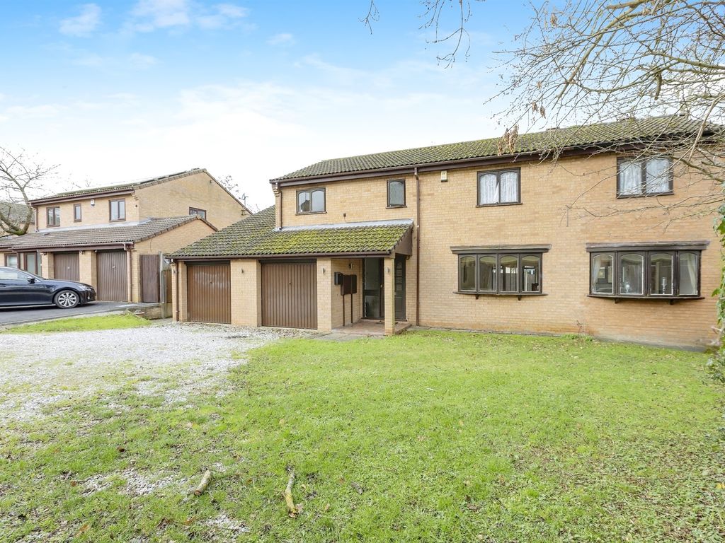 6 bed detached house for sale in Tynedale Close, Oadby, Leicester LE2