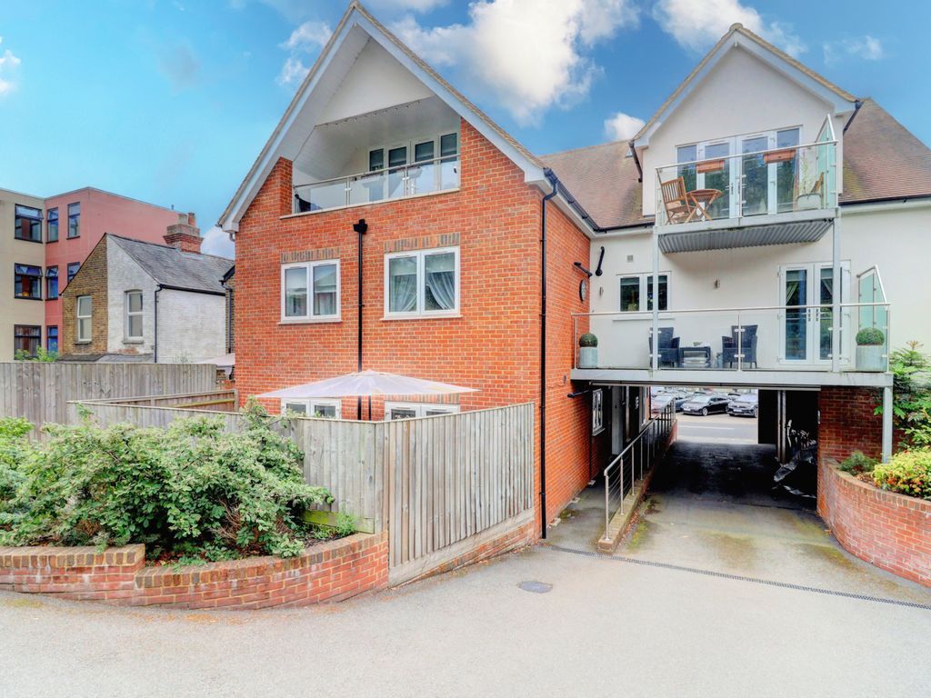 2 bed flat for sale in London Road, High HP11, £300,000 Zoopla