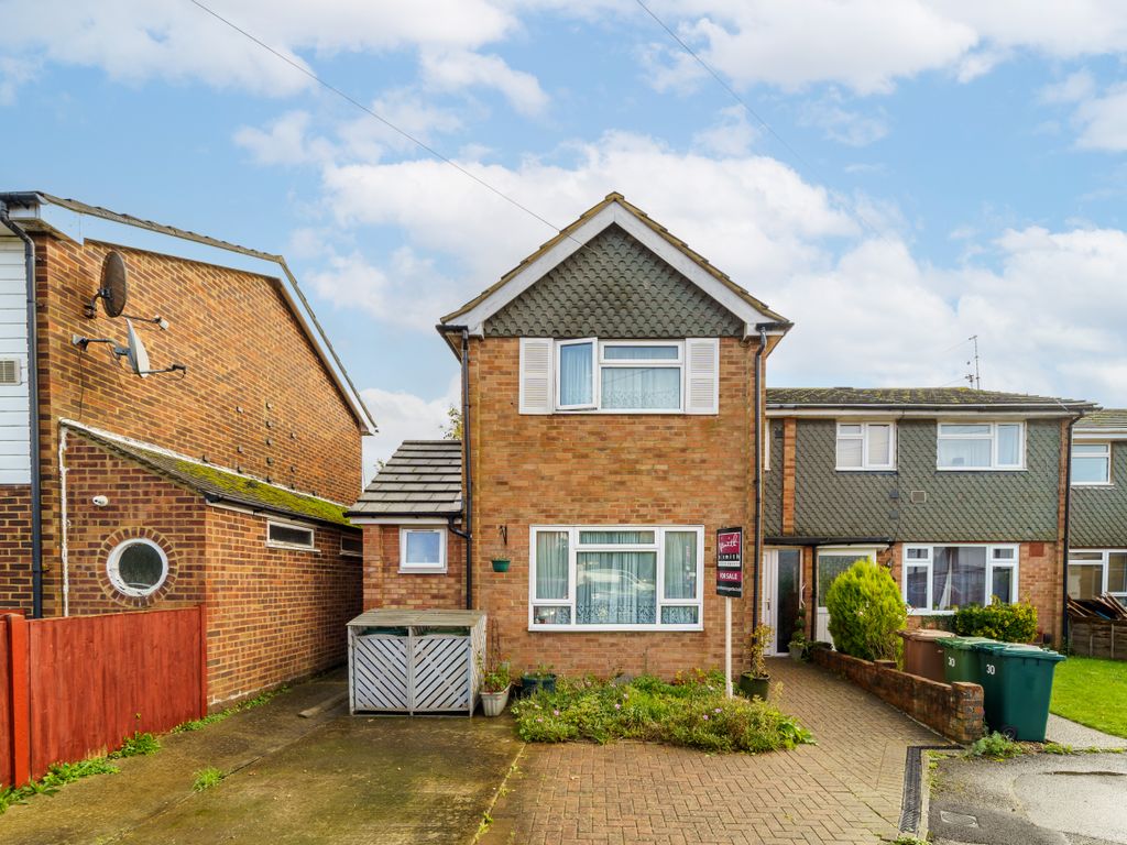 4 bed end terrace house for sale in BenenStock Road, StainesUponThames TW19, £500,000 Zoopla