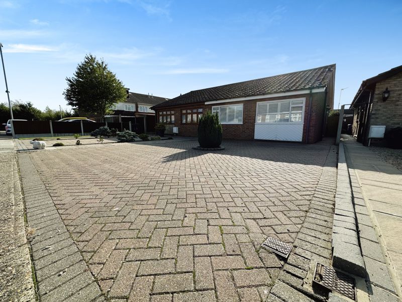 2 bed semidetached bungalow for sale in Essex Gardens, Linford