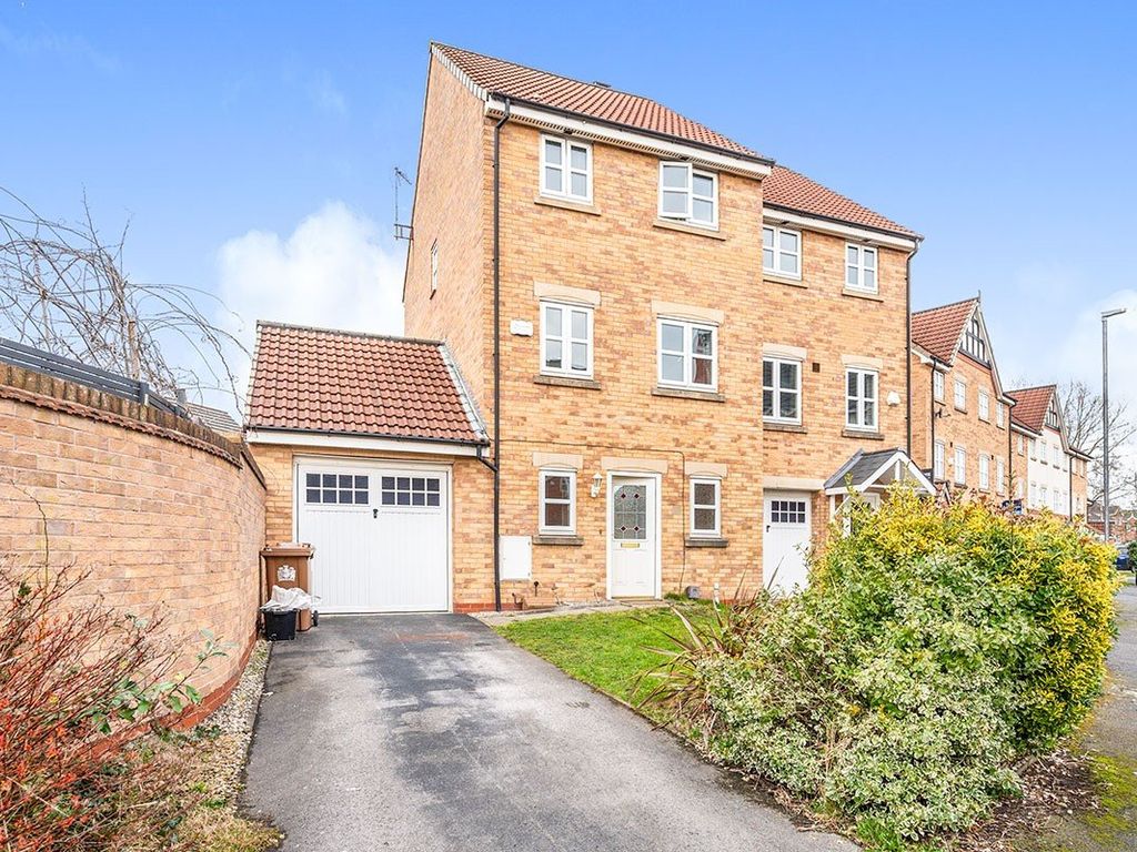 4 bed semidetached house to rent in Wisteria Way, St. Helens