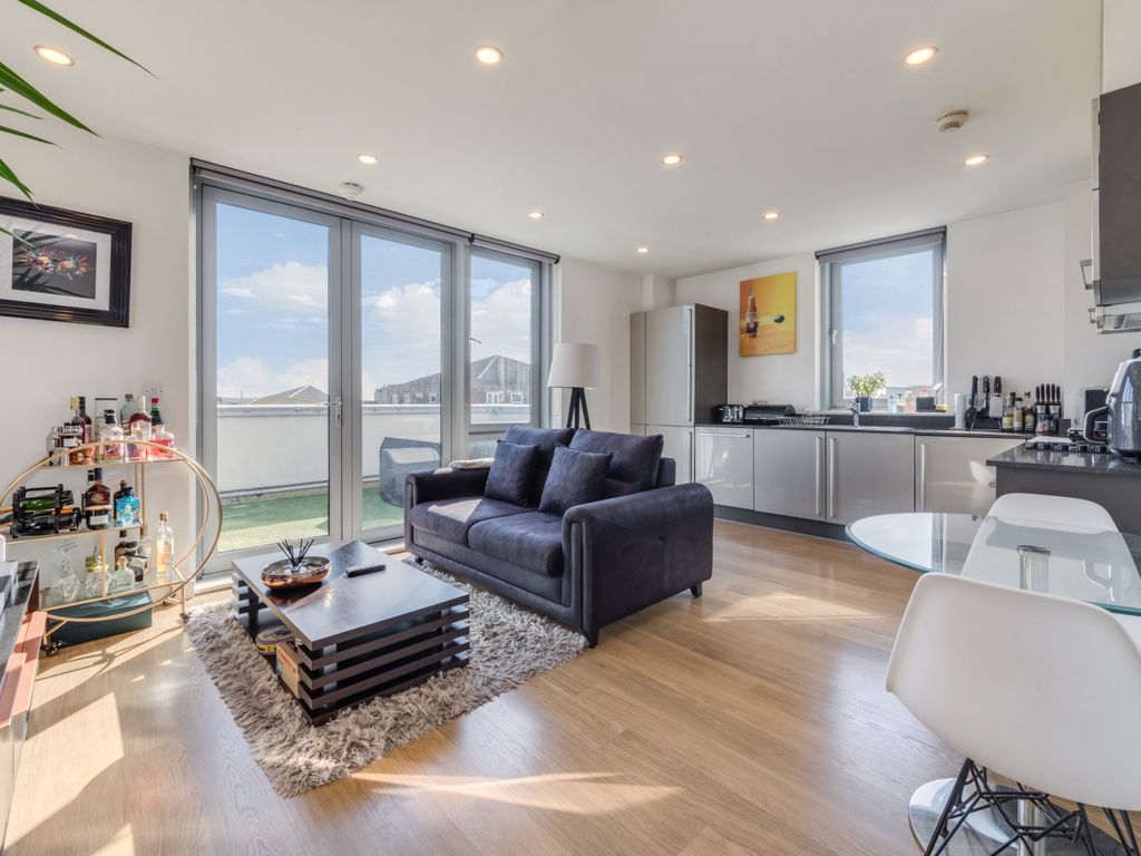 1 bed flat to rent in Caspian Apartments, 5 Salton Square E14, £2,200 pcm Zoopla