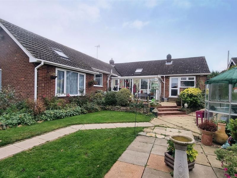 4 bed detached bungalow for sale in Sundon Road, Chalton, Luton LU4