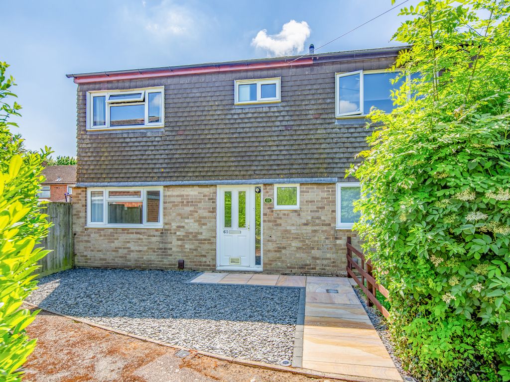 3 bed end terrace house for sale in Blenheim Drive, Bicester OX26, £