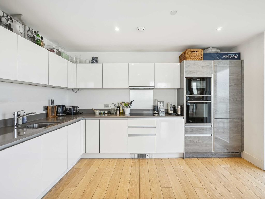 2 bed flat to rent in Robsart Street, London SW9, £2,900 pcm Zoopla