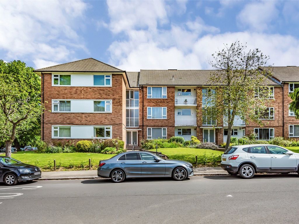 2 bed flat for sale in Green Lawns, Moss Hall Grove, North Finchley