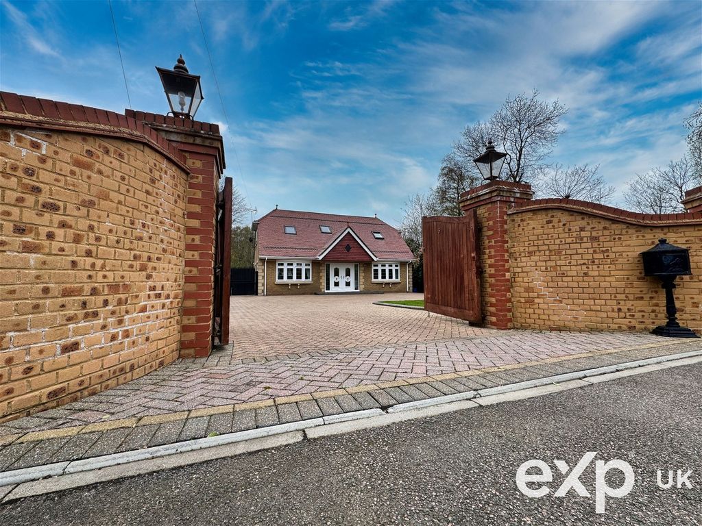 4 bed detached house for sale in Beechwood Gardens, Culverstone