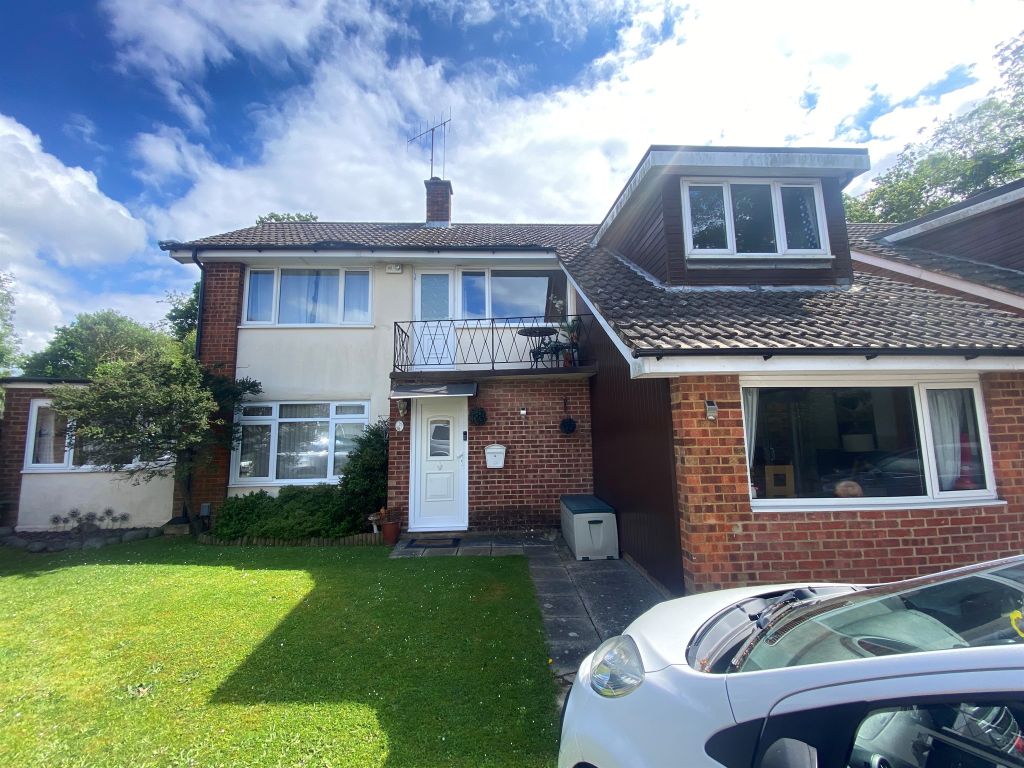 4 bed detached house for sale in Harewood Close, Crawley RH10, £625,000