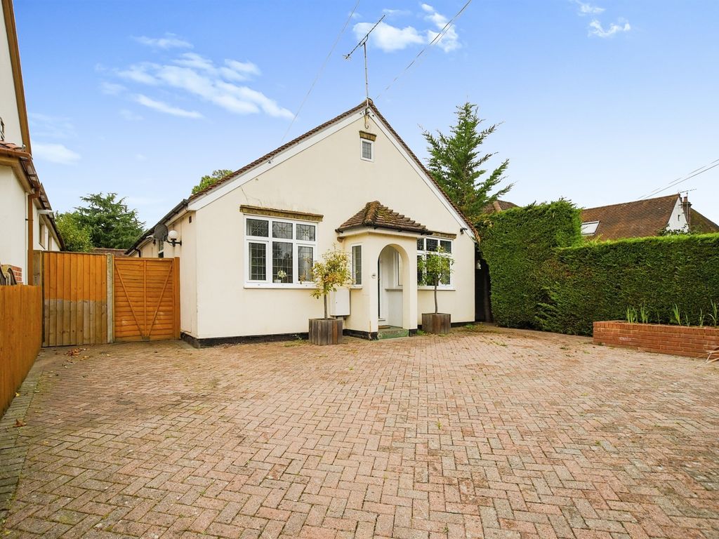 3 bed detached bungalow for sale in Denham Way, Maple Cross