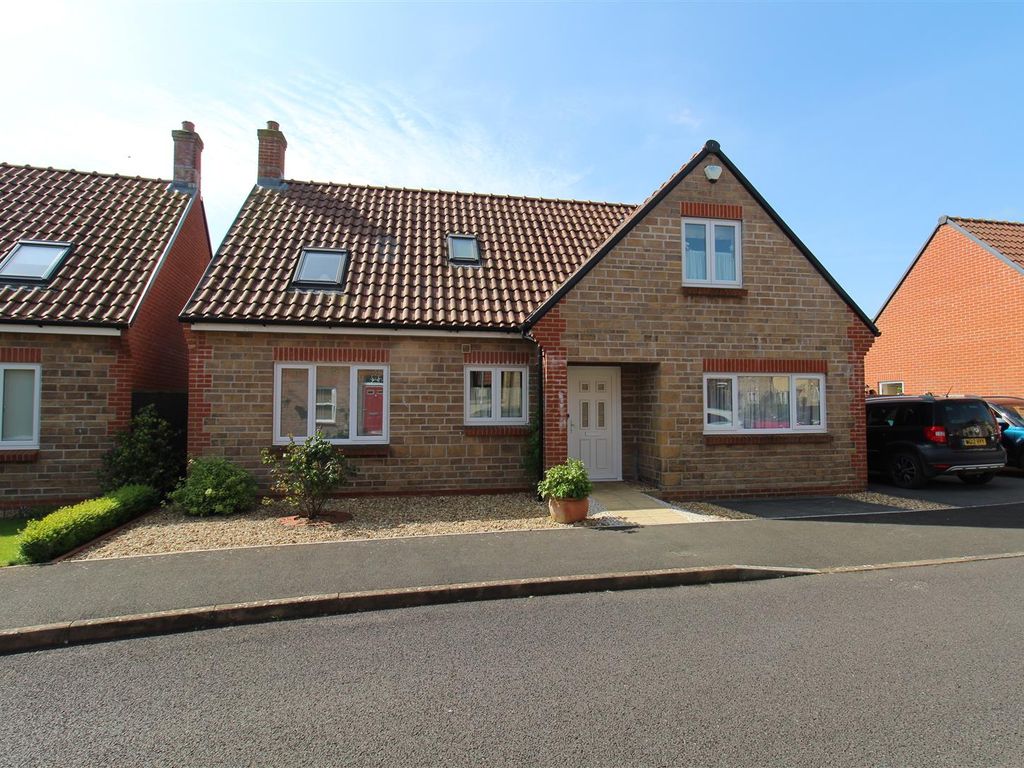 3 bed detached bungalow for sale in Chestnut Avenue, Crewkerne TA18
