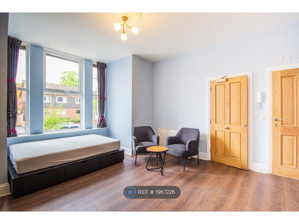 1 bed flat to rent in Victoria Crescent, Eccles, Manchester M30, £750