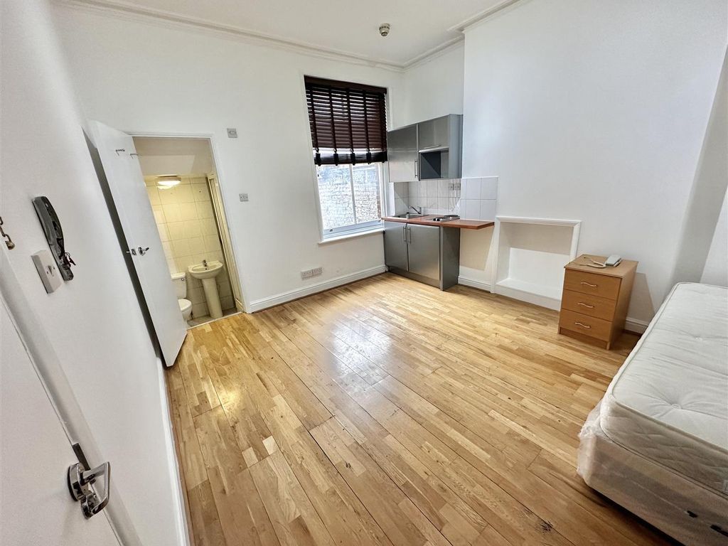 Studio to rent in Kilburn High Road, London NW6, £1,300 pcm Zoopla