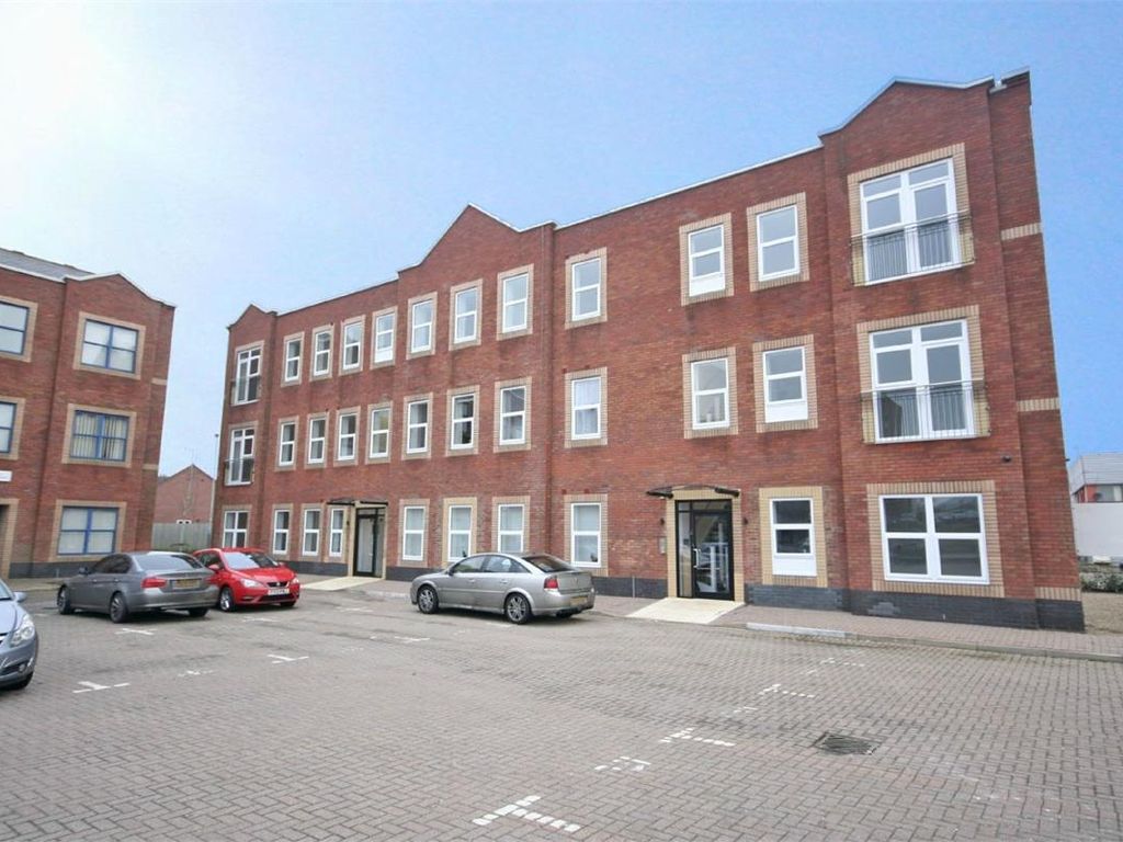 2 bed flat to rent in Sandy House, Woodside Park, Rugby CV21, £850 pcm