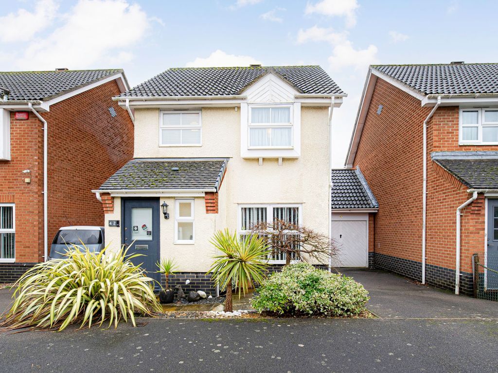 3 bed detached house for sale in Hawthorn Road, Kingsnorth TN23, £