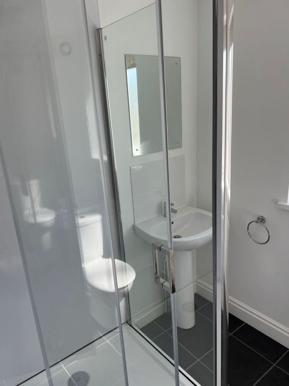 2 bed shared to rent in Oxford Street, Sandfields