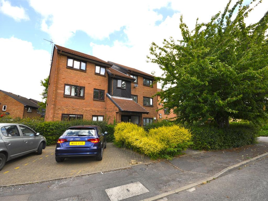 2 bed flat to rent in Pedley Road, Chadwell Heath, Romford RM8, £1,400