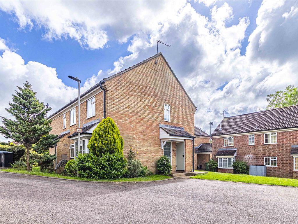 2 bed end terrace house for sale in Rosewood Court, Fields End, Hemel