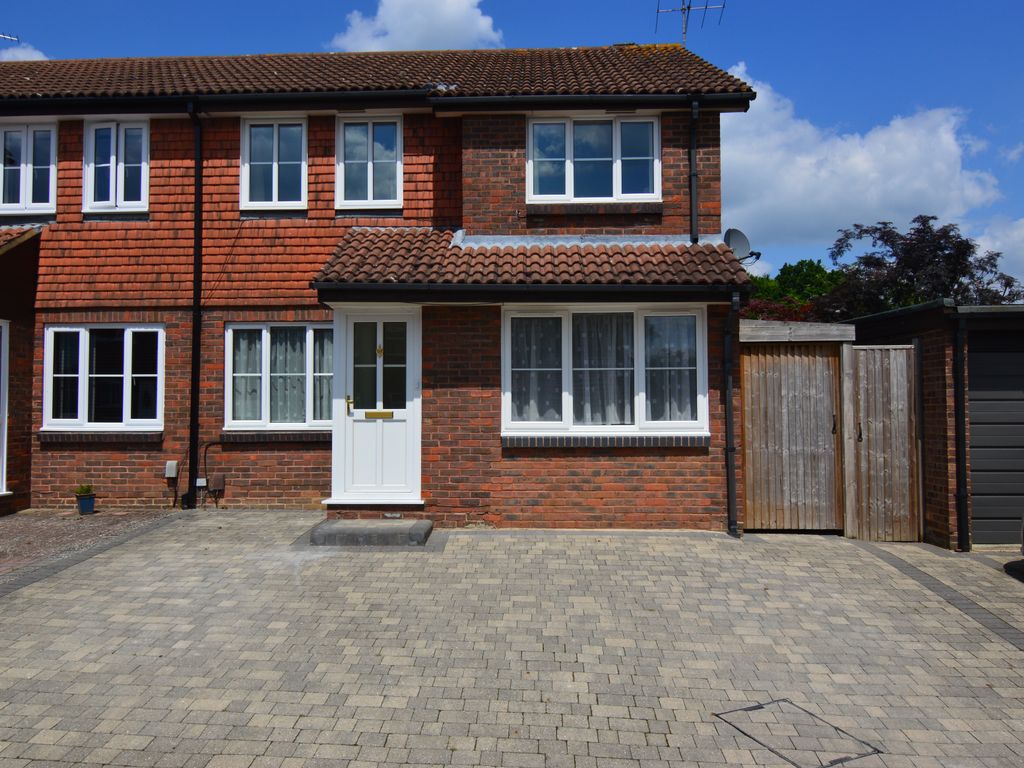 3 bed end terrace house for sale in Tamar Way, Woosehill, Wokingham