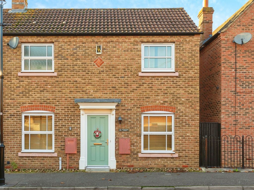2 bed semidetached house for sale in Wedgewood Street, Aylesbury HP19
