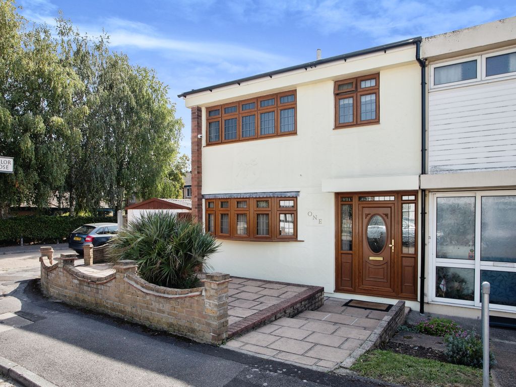 3 bed end terrace house for sale in Taylor Close, Romford RM5, £400,000