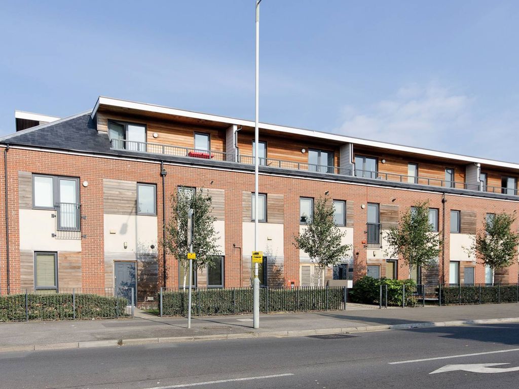 3 bed flat to rent in Station Approach, South Ruislip HA4, £2,100 pcm