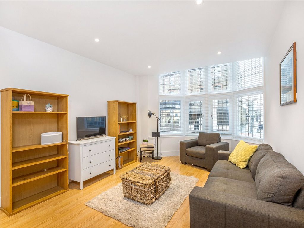 2 bed flat to rent in Upper Richmond Road, Putney, London SW15, £2,250