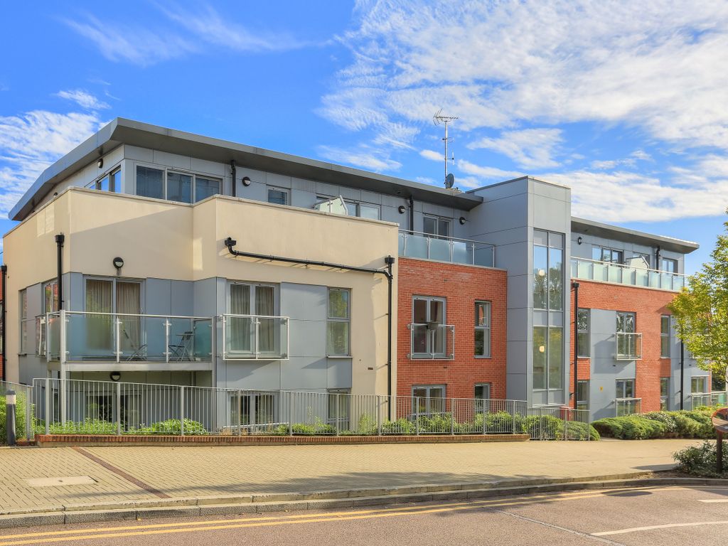 2 bed flat to rent in Milan House, Charrington Place, St Albans, Herts