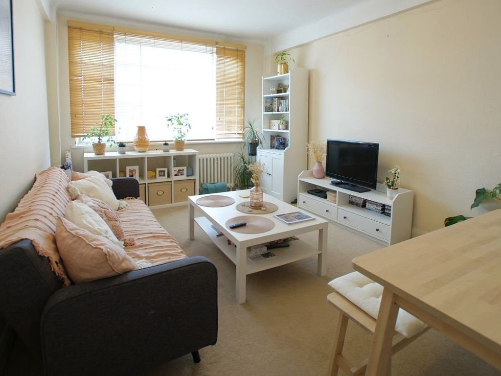 1 bed flat to rent in Balham High Road, London SW17, £1,700 pcm Zoopla
