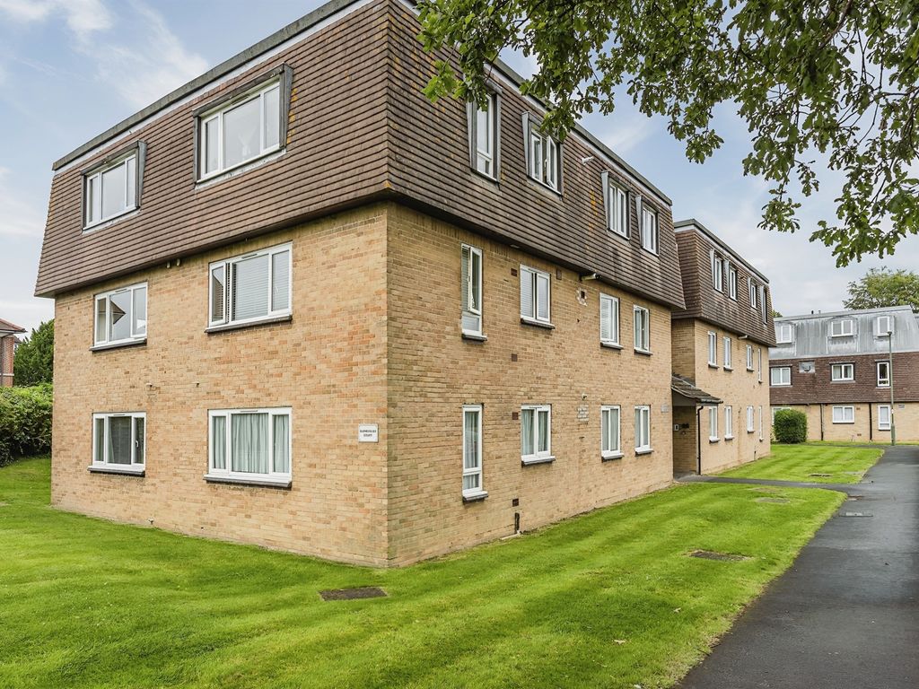 2 bed flat for sale in Iona Way, Haywards Heath RH16, £240,000 Zoopla