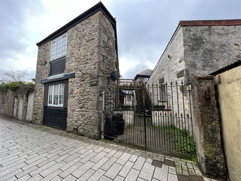 2 bed flat to rent in Gurneys Lane, Camborne TR14, £750 pcm Zoopla