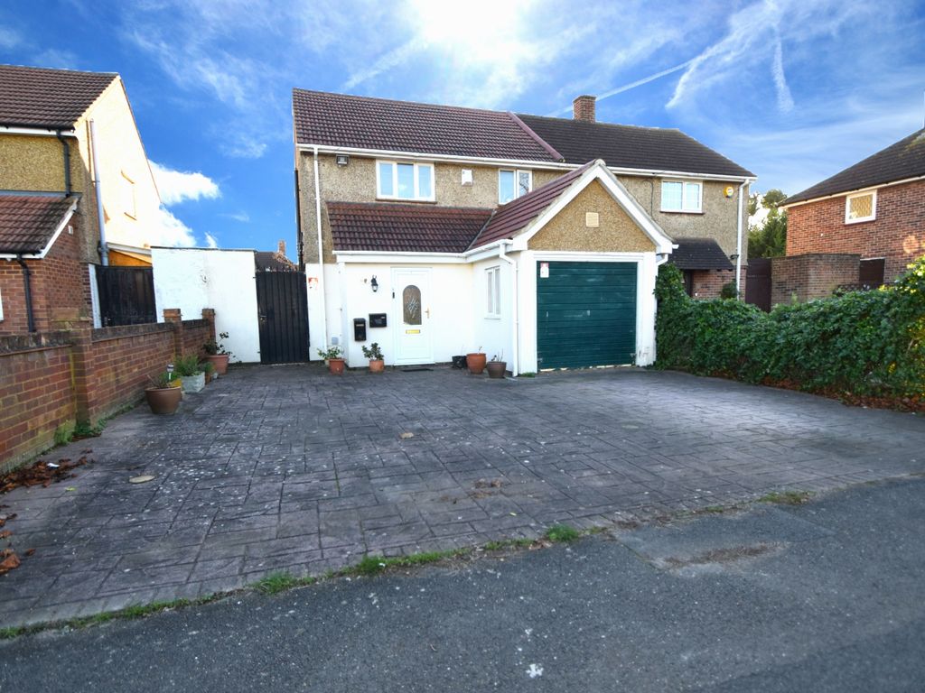 3 bed semidetached house for sale in Norway Drive, Slough, Berkshire