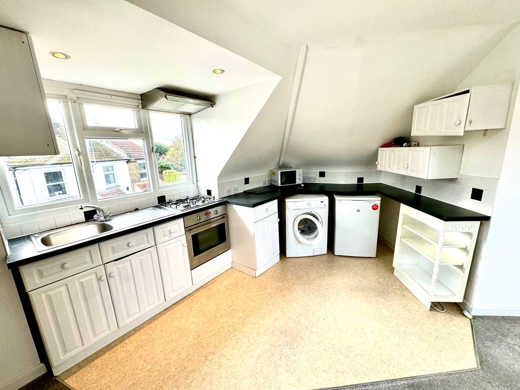 Studio to rent in Sussex Road, South Croydon CR2, £950 pcm Zoopla