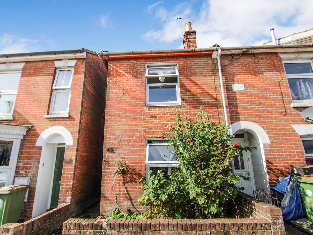 2 bed end terrace house for sale in Earls Road, Southampton SO14, £