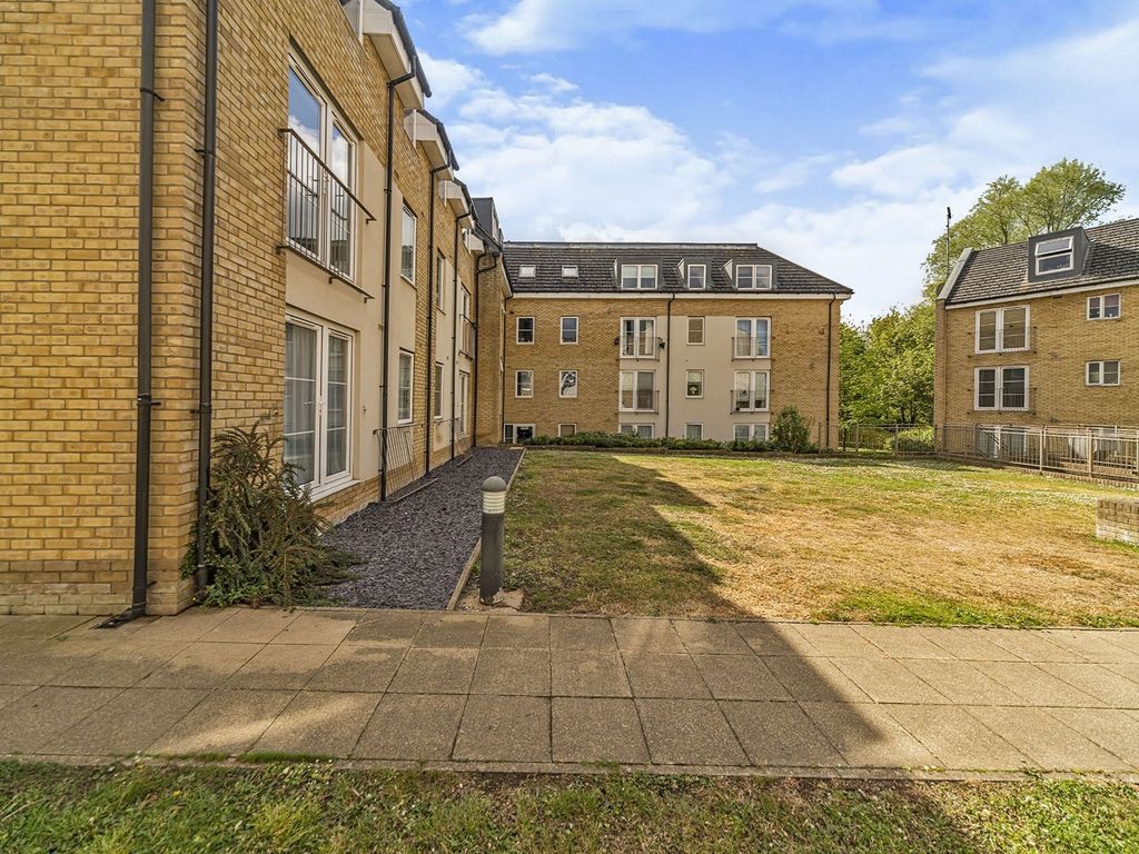 2 bed flat for sale in Grove Road, Hitchin SG4 Zoopla