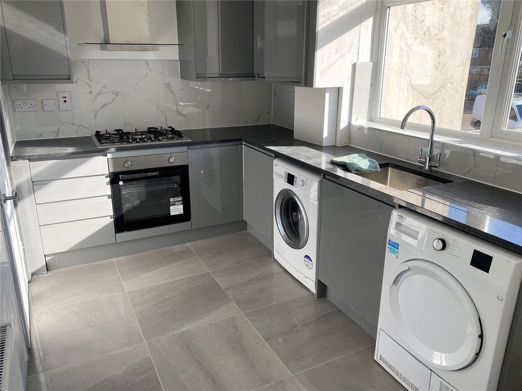 2 bed flat to rent in Westway, Caterham, Surrey CR3 Zoopla