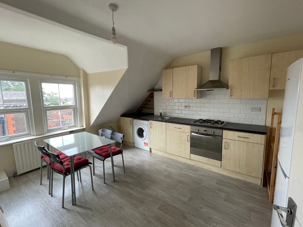 2 bed flat to rent in Streatham High Road, Streatham SW16, £1,625 pcm