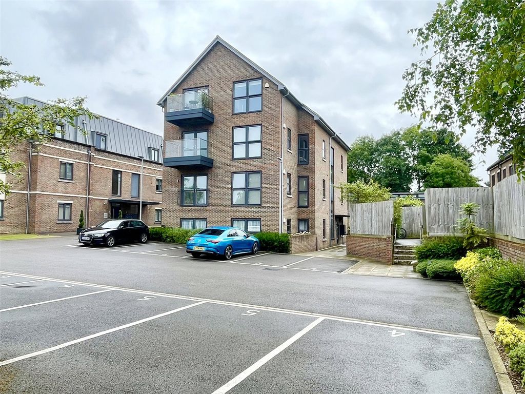 2 bed flat to rent in Aspen Place, Bushey Heath, Bushey, Hertfordshire