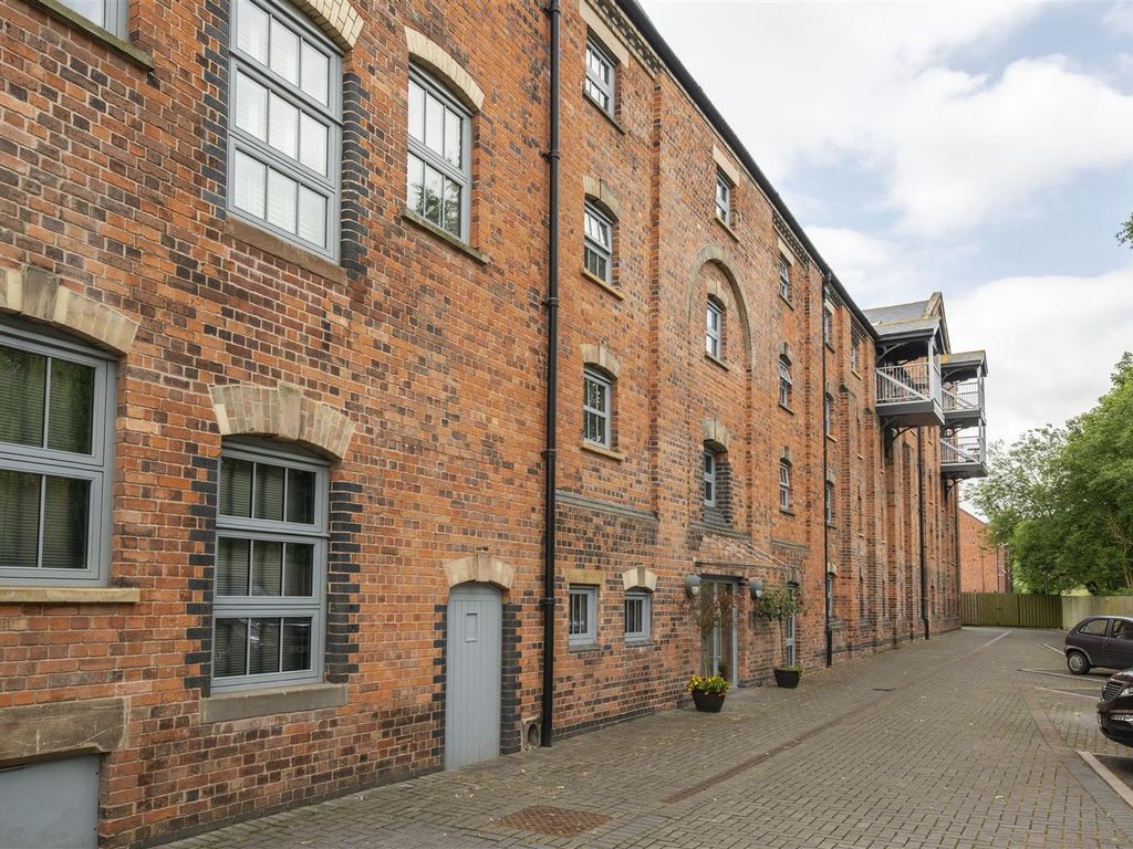 2 bed flat for sale in The Malt House, Cairns Close, Lichfield WS14, £