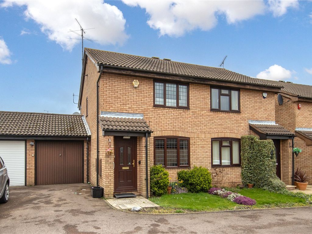 2 bed semidetached house for sale in Tilgate, Luton, Bedfordshire LU2