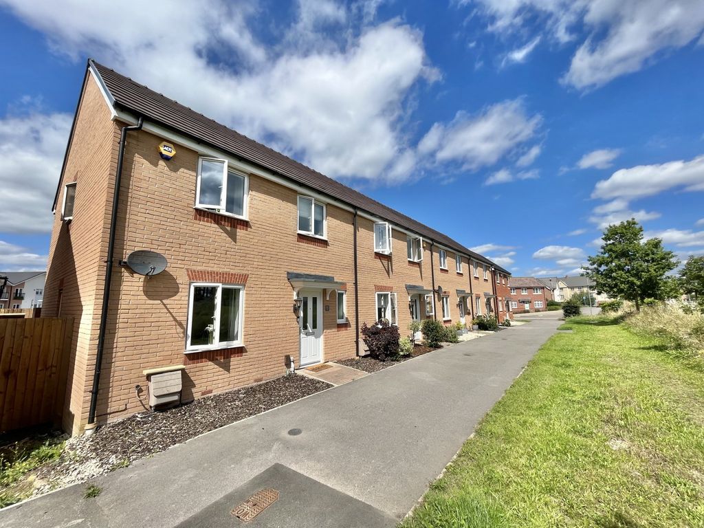 3 bed terraced house for sale in Falcon Way, Bracknell RG12, £420,000