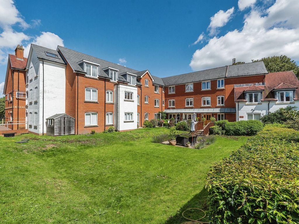 2 bed flat for sale in Bridge Road, Romsey SO51, £325,000 Zoopla