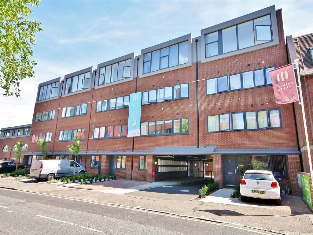 1 bed flat for sale in Chertsey Road, Woking, Surrey GU21, £190,000