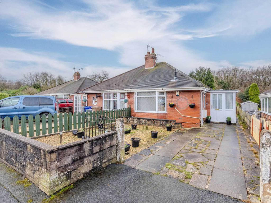2 bed semidetached bungalow to rent in Parkhead Crescent, Weston