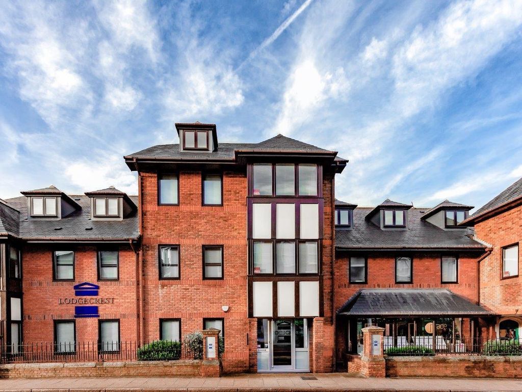 2 bed flat to rent in Jubilee Terrace, Dorking RH4, £1,400 pcm Zoopla