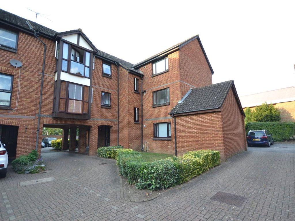 Studio to rent in Farriers Road, Epsom, Surrey KT17 Zoopla