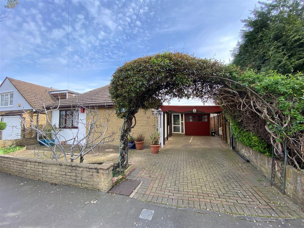 4 bed bungalow for sale in Weston Avenue, West Molesey KT8 Zoopla