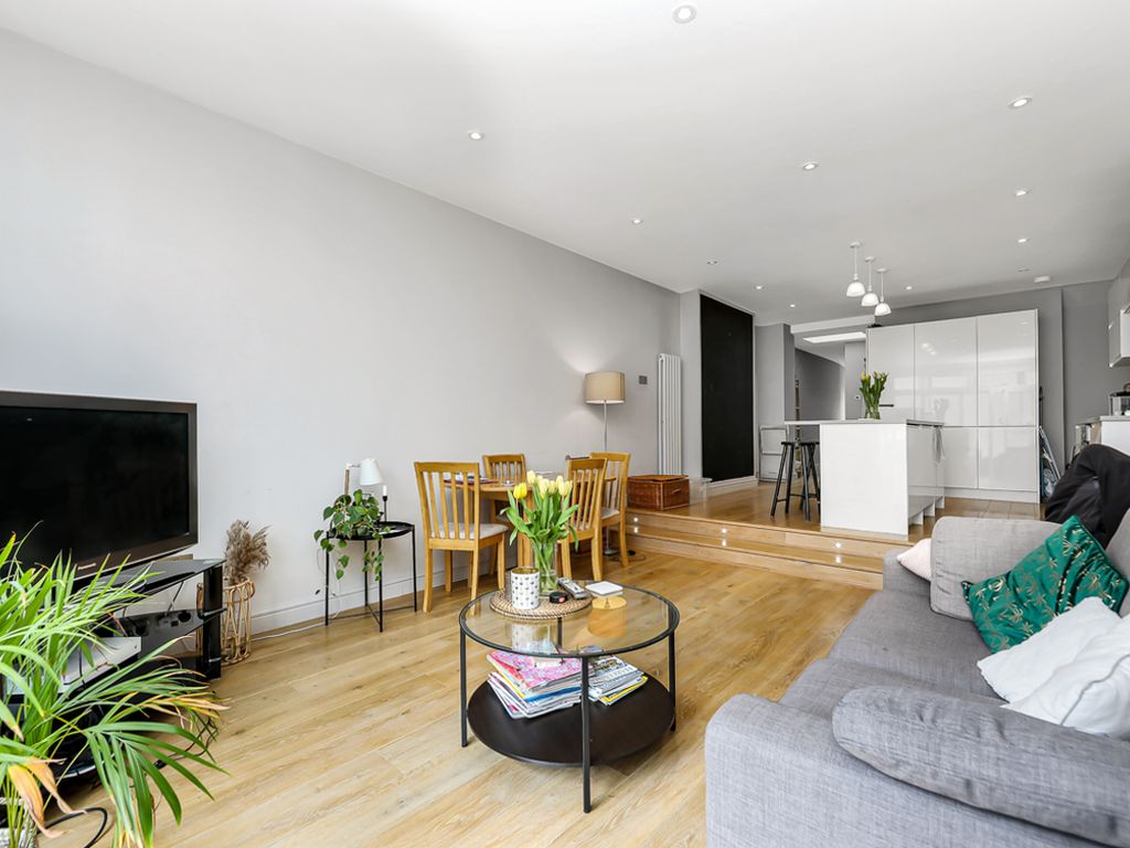 2 bed flat to rent in Upper Richmond Road, London SW15 Zoopla
